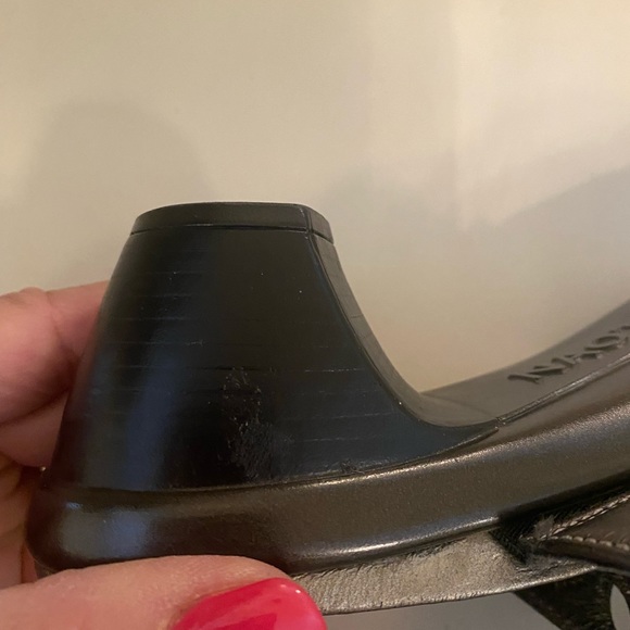 Naot beautiful leather cutout slides. Dark bronze/ brown color. Great condition - Picture 5 of 10